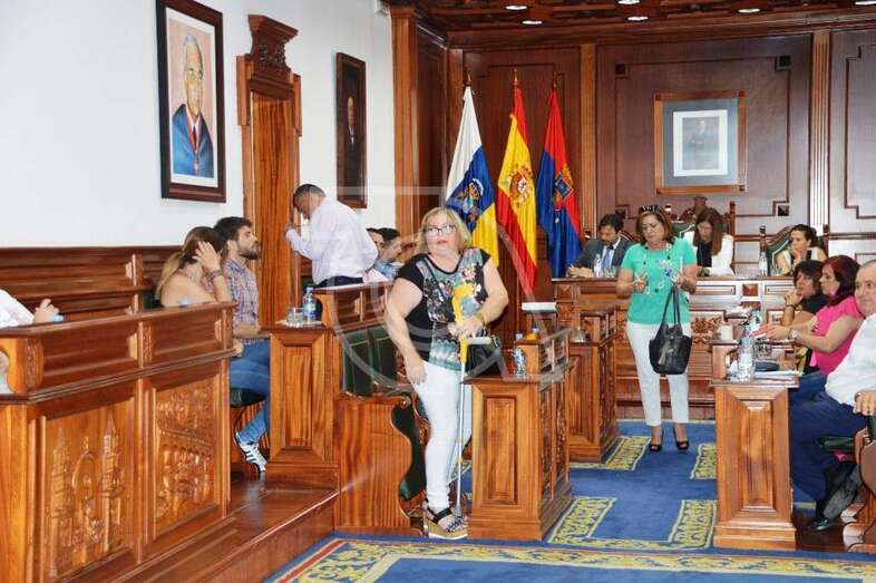 Momento de la marcha de los ediles de Más por Telde (Foto TA)